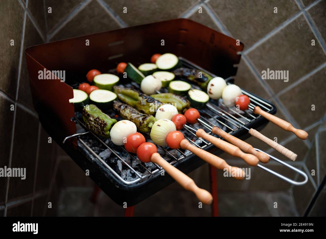 Brochetas de verduras en una parrilla de carbón Foto de stock