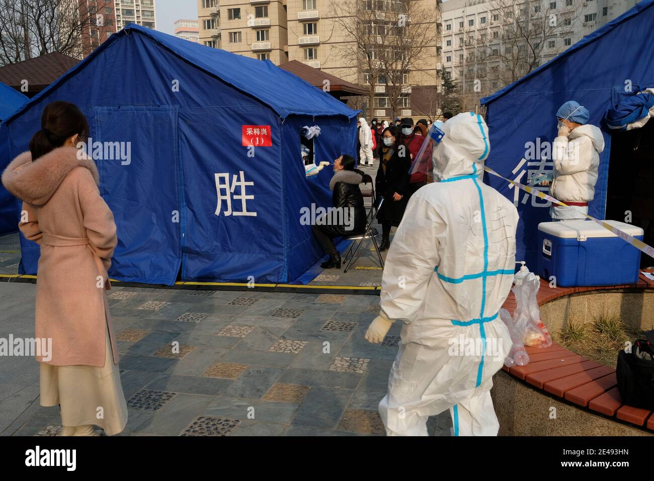 Las personas se alinean para hacerse la prueba de ácido nucleico después del brote de la enfermedad del coronavirus (COVID-19) en Beijing, China 22 de enero de 2021. Foto de stock