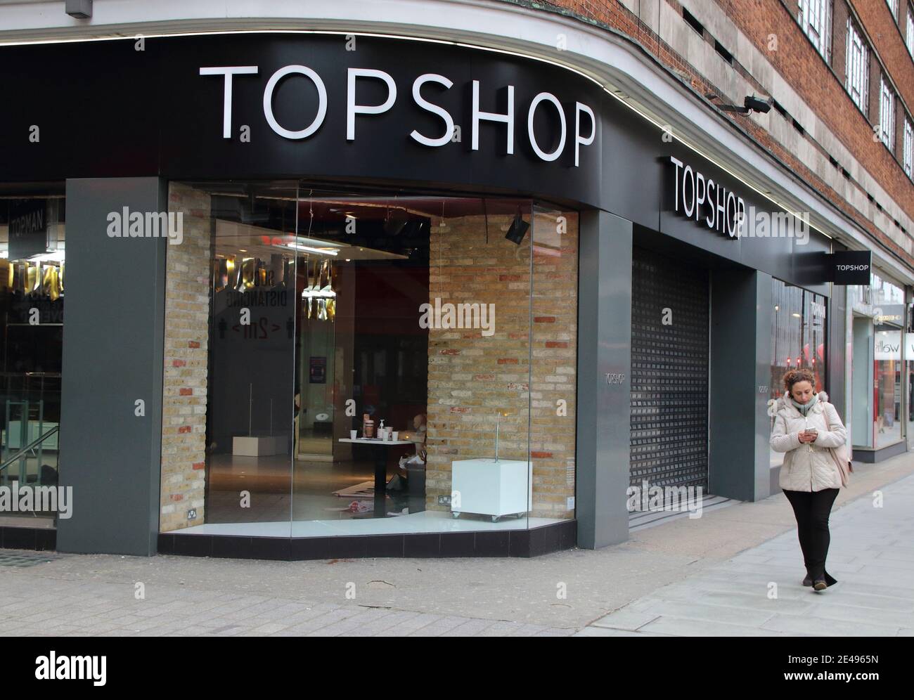 Una mujer pasa por una tienda Topshop cerrada cerca de Marble Arch.cadena  de moda Next ha salido de las conversaciones para comprar las marcas  minoristas Topshop y Topman fuera de la administración.
