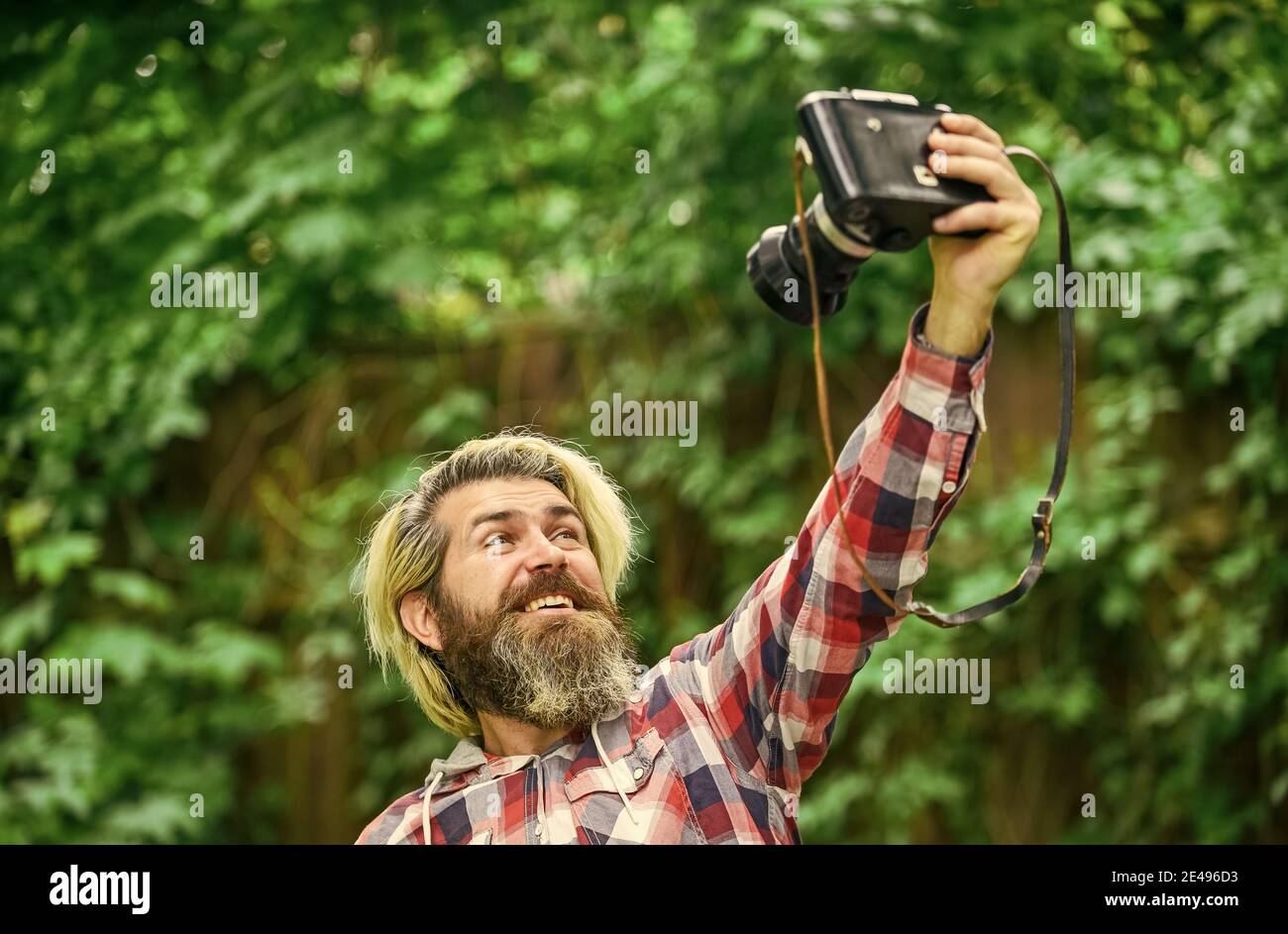 hombre fotógrafo hacer sesión de disparo. selfie tiempo. Día de tiro hobby. Hobby y el ocio. Hombre de cámara experto maduro. Paparazzi utiliza cámara digital. Sesión de fotos. Disparo manual. Totalmente gratis. Foto de stock