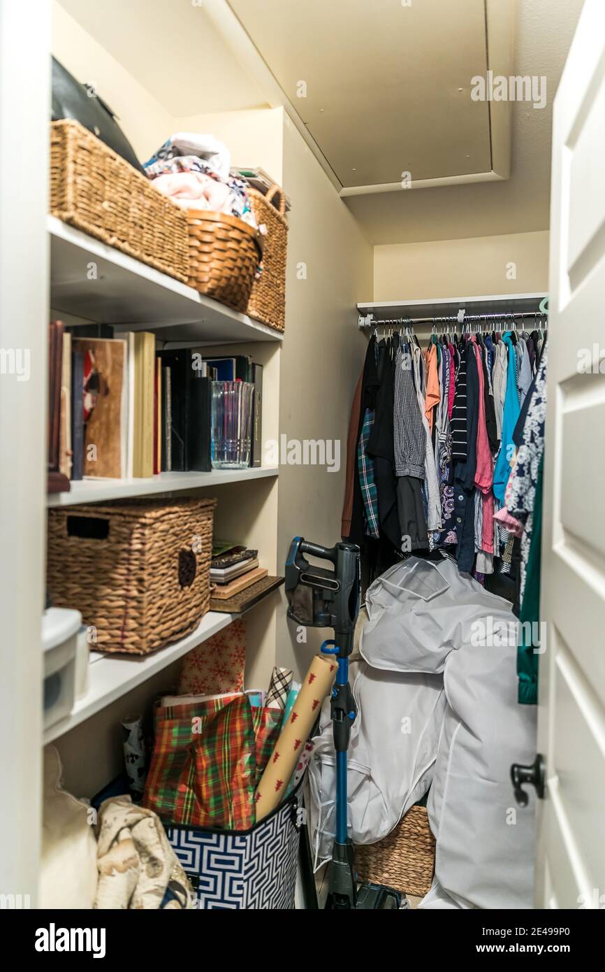 Closet walk in fotografías e imágenes de alta resolución - Alamy