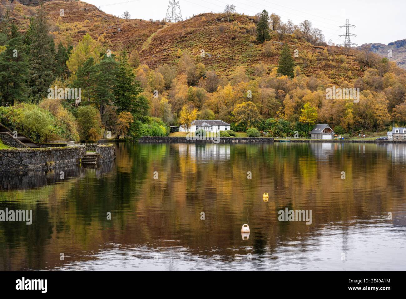 Reflexiones de otoño Stronachlachar Village en Loch Katrine, Escocia, Reino Unido Foto de stock