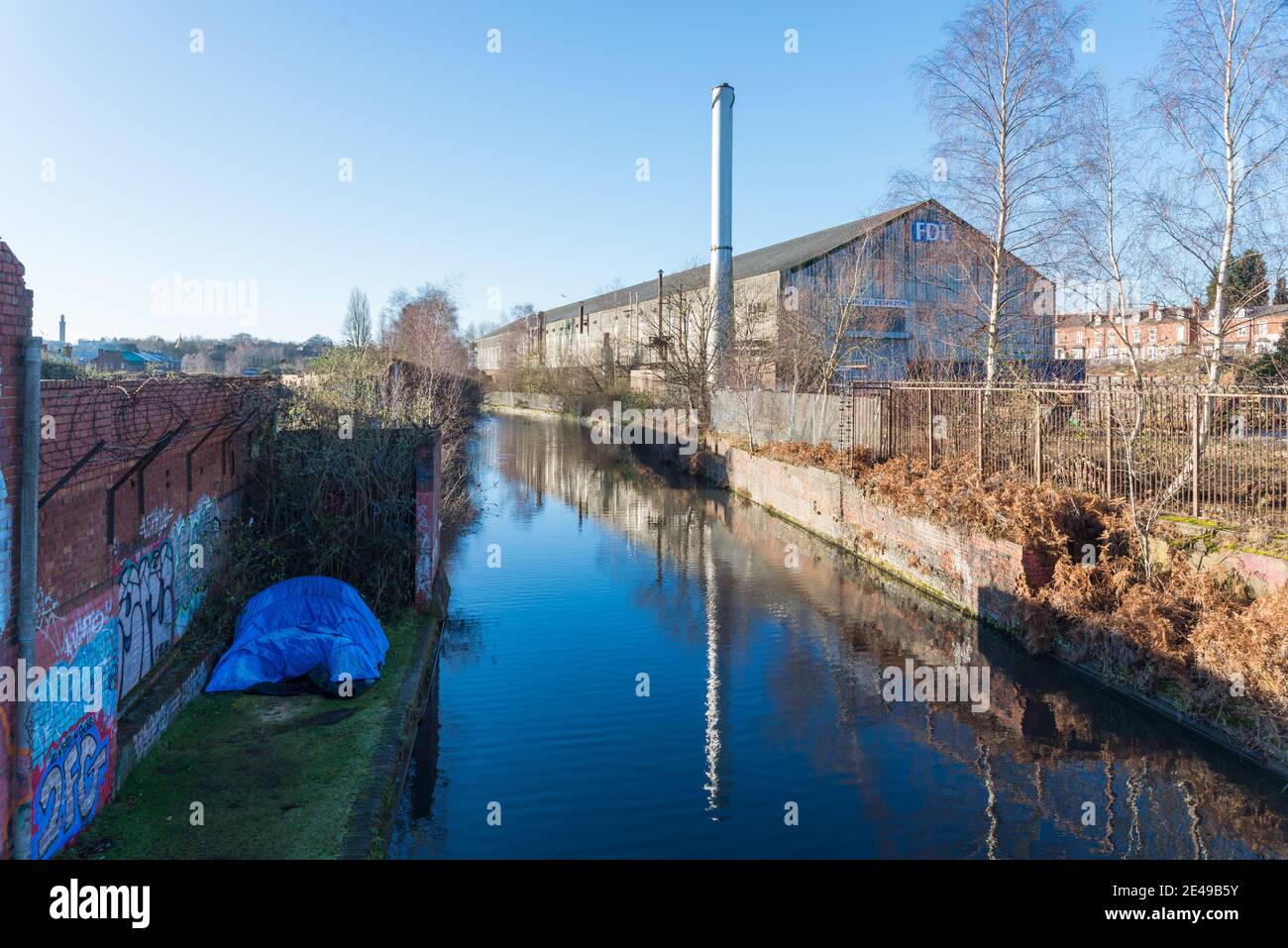 La Old Line del Canal de Birmingham que atraviesa Ladywood cerca del centro de Birmingham en un soleado día de invierno Foto de stock