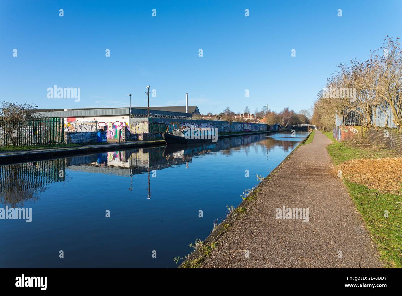 La Old Line del Canal de Birmingham que atraviesa Ladywood cerca del centro de Birmingham en un soleado día de invierno Foto de stock