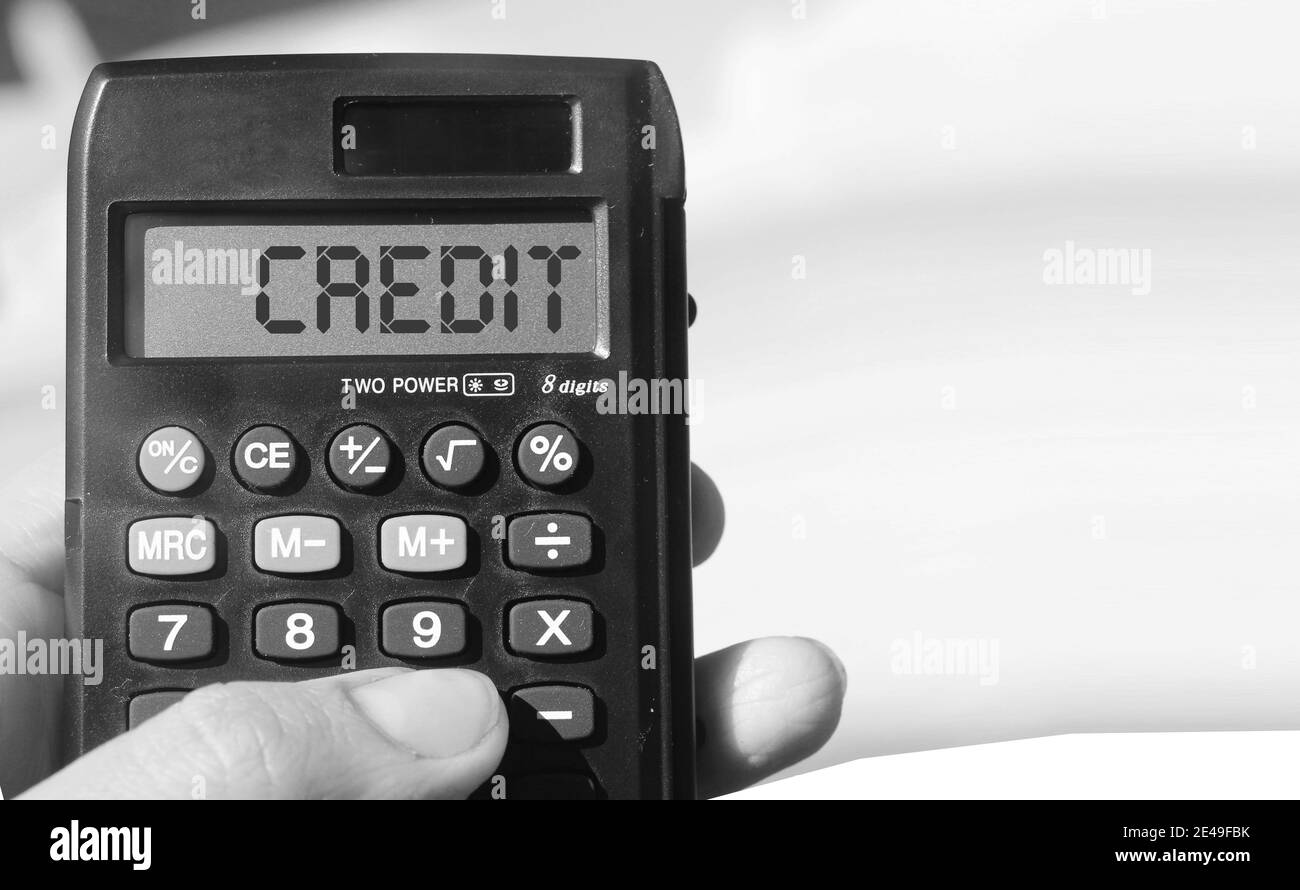 Palabra de crédito en la pantalla de la calculadora sobre el fondo relajado  de la playa. Concepto de negocio y finanzas Fotografía de stock - Alamy
