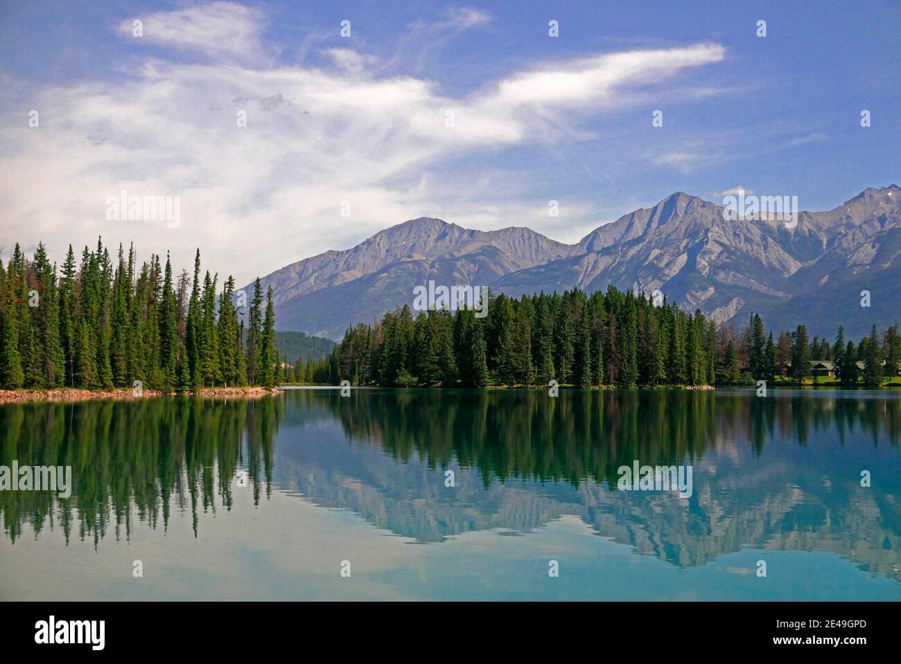 Lago Beauvert con Jasper Park Lodge cerca de Jasper, Parque Nacional Jasper, Montañas Rocosas, Alberta, Canadá Foto de stock