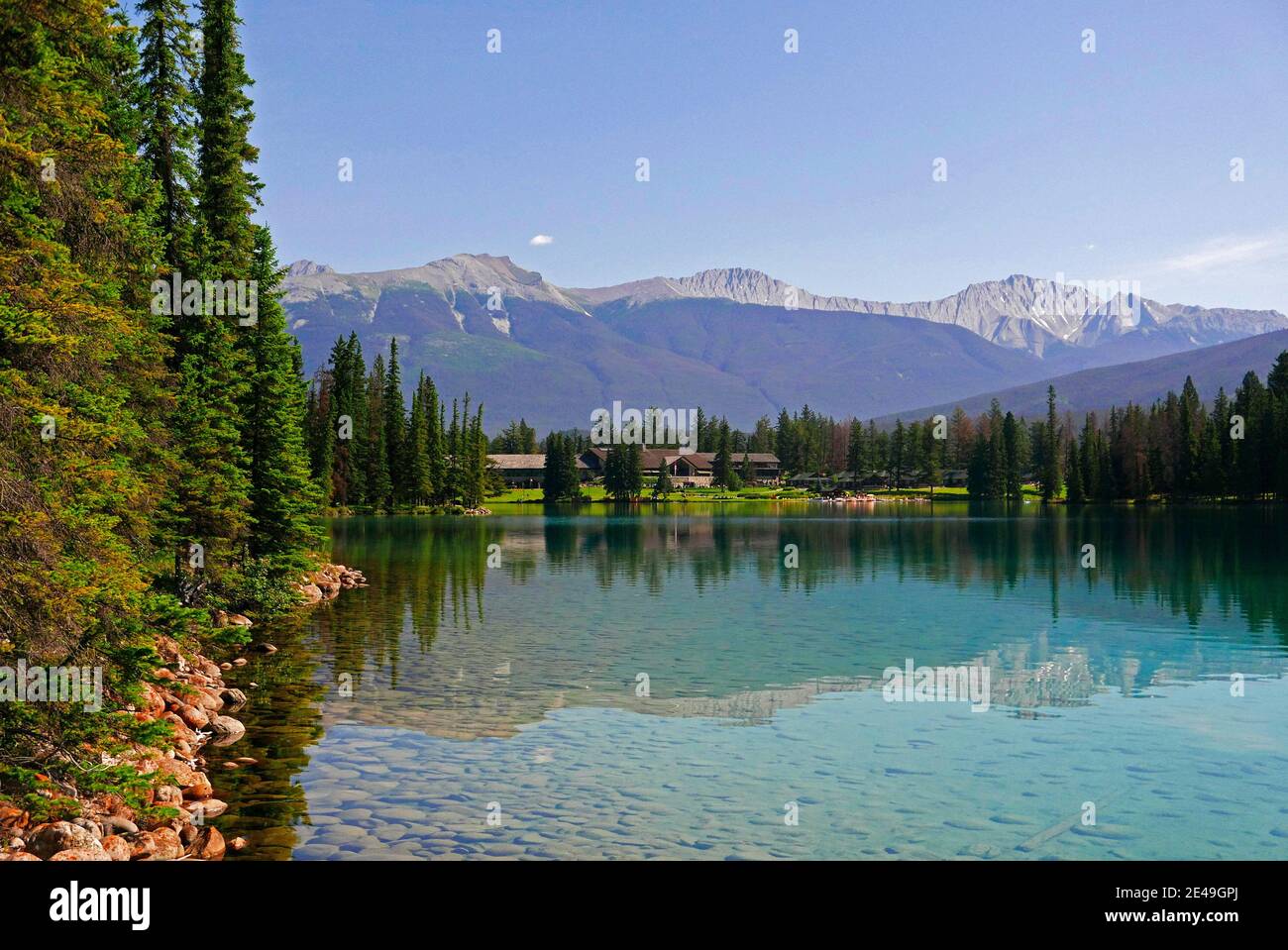 Lago Beauvert con Jasper Park Lodge cerca de Jasper, Parque Nacional Jasper, Montañas Rocosas, Alberta, Canadá Foto de stock