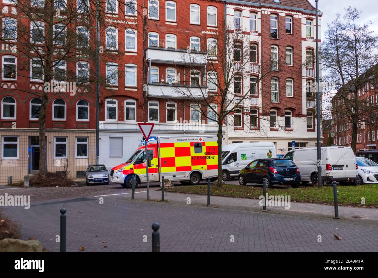 Ein Notarztwagen der Deutschen Roten Kreuz im Einsatz in der Kieler Innenstadt Foto de stock