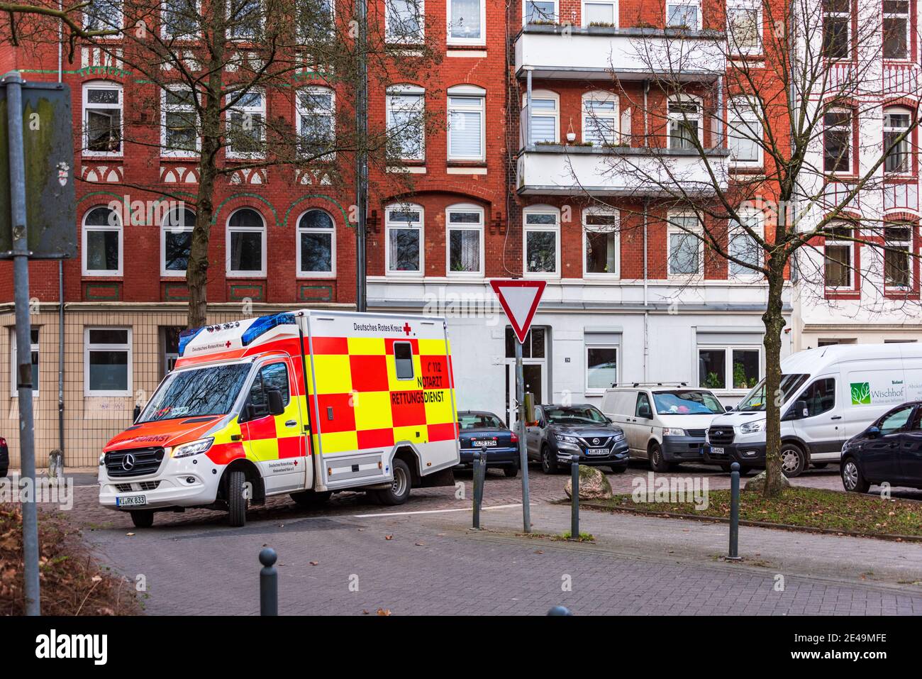 Ein Notarztwagen der Deutschen Roten Kreuz im Einsatz in der Kieler Innenstadt Foto de stock