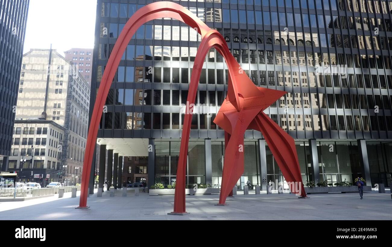 La estatua de 1973 de Alexander Calder de Flamingo en la Federal Plaza Chicago, ILL. La estatua es un ejemplo prominente del movimiento constructivista que se refiere a la escultura hecha de piezas más pequeñas y luego unida Foto de stock