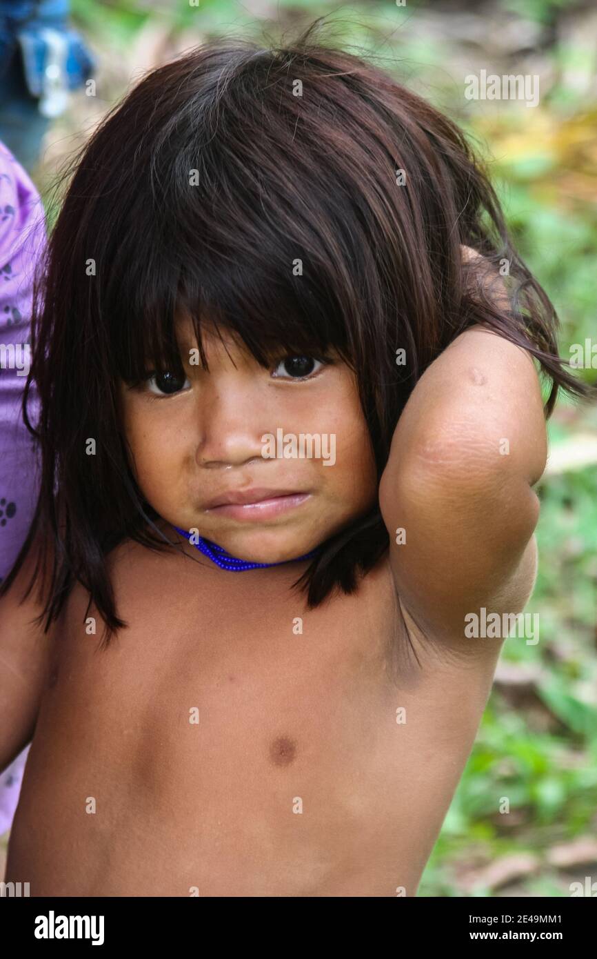 Niños indigenas del amazonas fotografías e imágenes de alta resolución