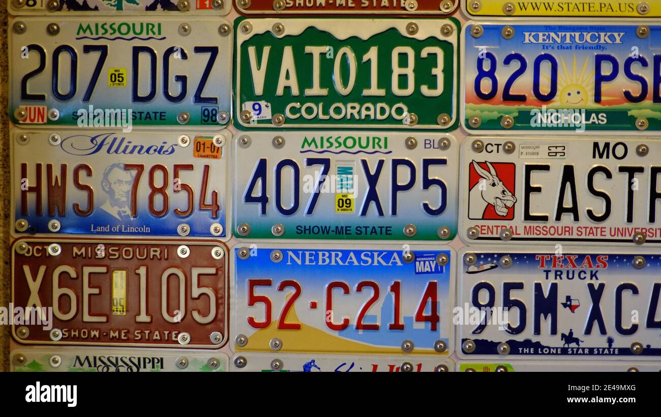 Las placas de varios estados de EE.UU. Adornan las paredes de Una zona de descanso de Missouri Foto de stock