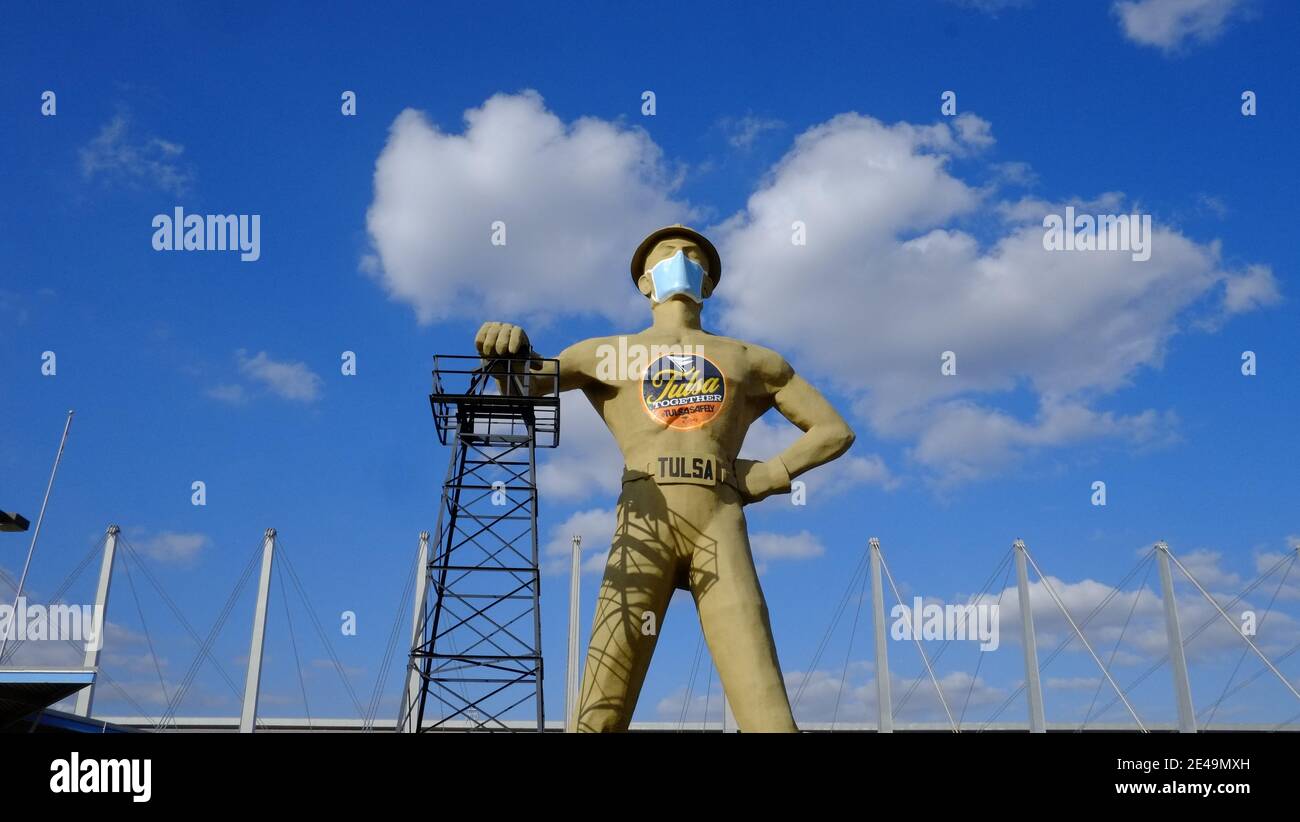 Tulsa - Oklahoma. El Golden Driller, una estatua de 20 toneladas métricas, construida en 1952 y equipada con máscara facial durante la pandemia de Covid-19 Foto de stock