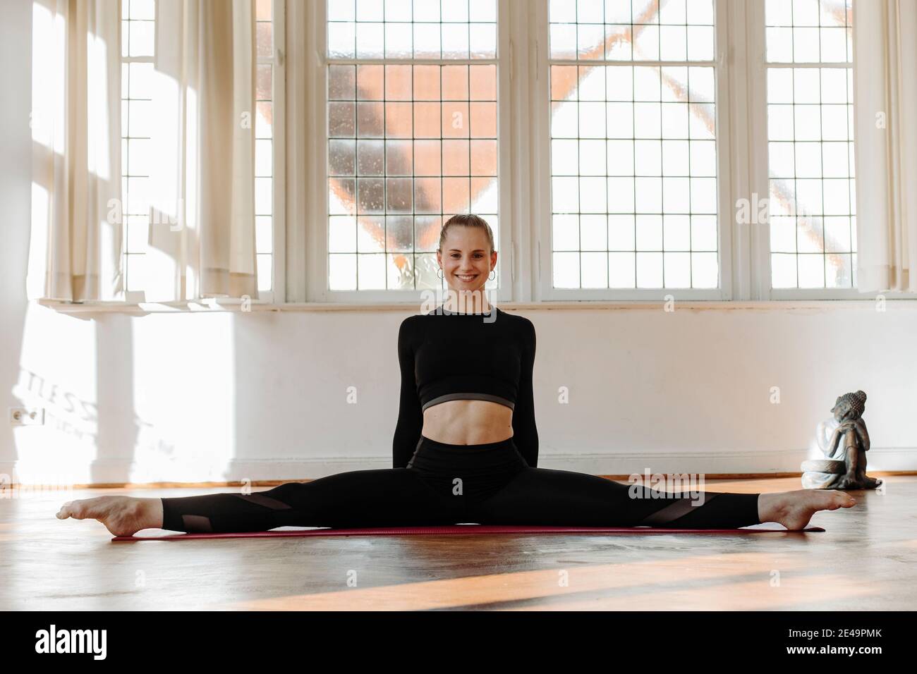 Anjaneyasana, el yoga se divide Foto de stock