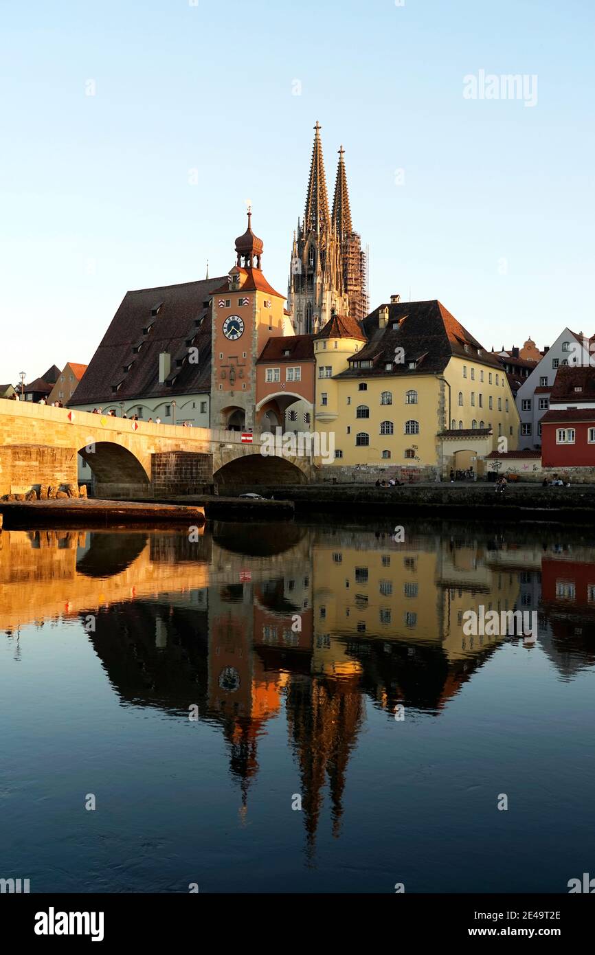 Deutschland, Bayern, Oberpfalz, Regensburg, Donau, Steinerne Brücke, Dom Foto de stock