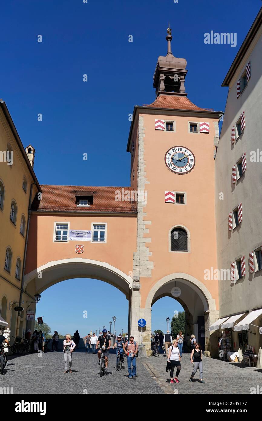 Deutschland, Bayern, Oberpfalz, Regensburg, Steinerne Brücke, Brückentor Foto de stock