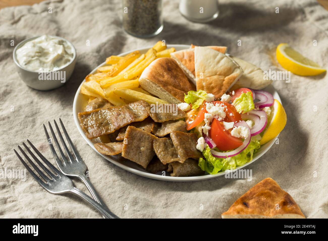 Plato Gyro griego casero con patatas fritas y salsa Tzatziki Fotografía
