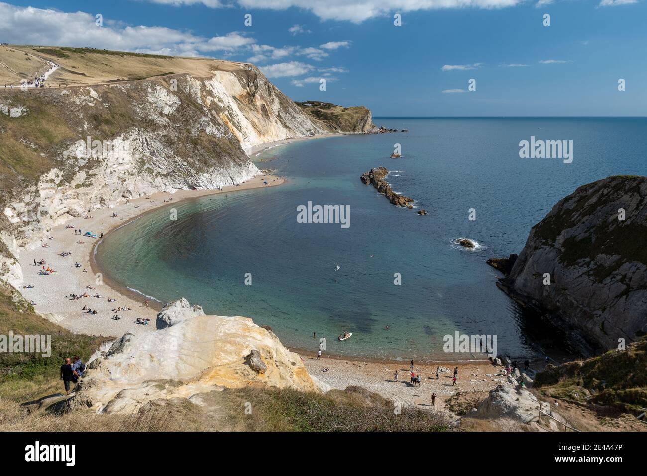 Foto paisaje del hombre o la guerra en playa Durdle Door en Dorset. Foto de stock