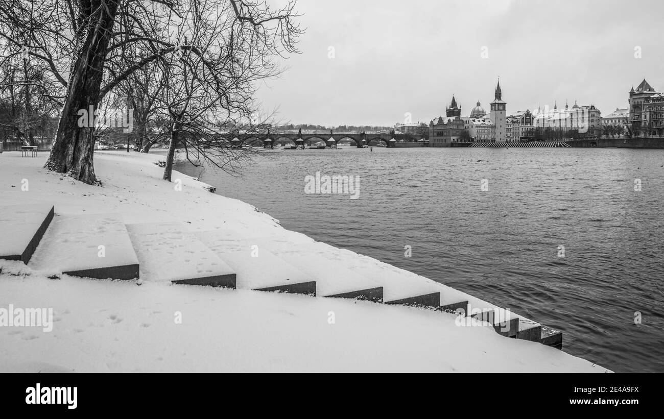 Puente Charles y río Vltava en invierno Foto de stock