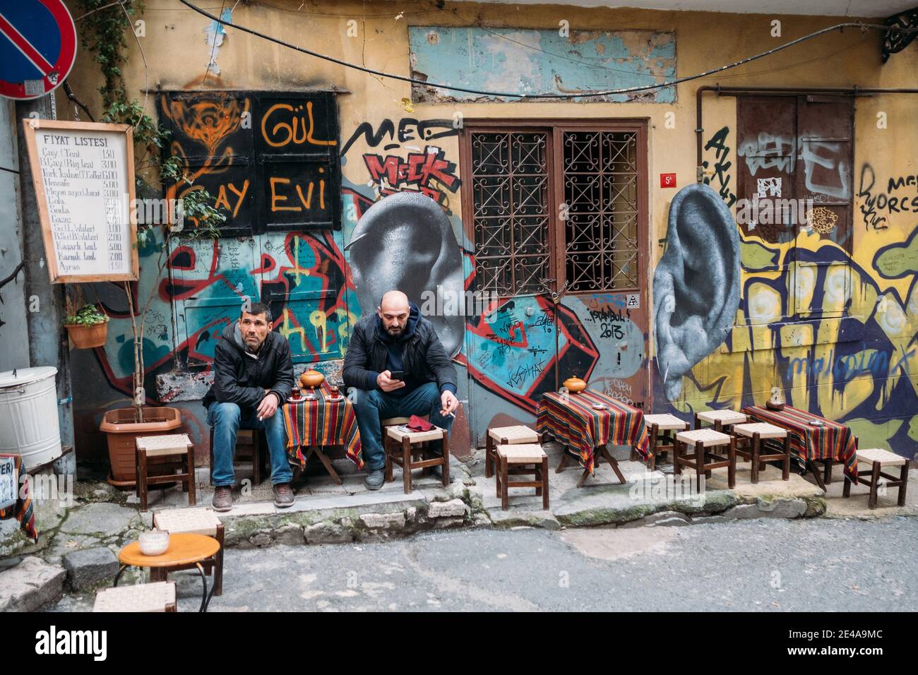 TURQUÍA, ESTAMBUL, 14 DE DICIEMBRE de 2018: Los hombres se relajan en una casa de té tradicional turca en la calle. Foto de stock