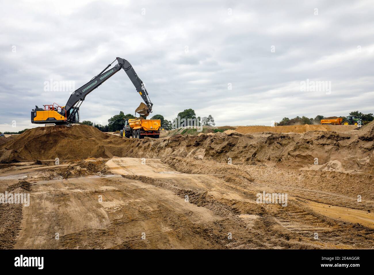 Oberhausen, área de Ruhr, Renania del Norte-Westfalia, Alemania - Excavadora durante las obras de tierra como parte de la conversión Emscher, nueva construcción del Emsche Foto de stock