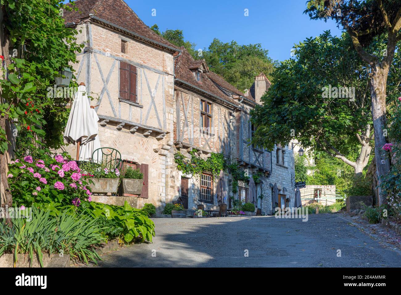 Temprano por la mañana en el pueblo medieval de Saint Cirq Lapopie, Occitanie, Francia Foto de stock