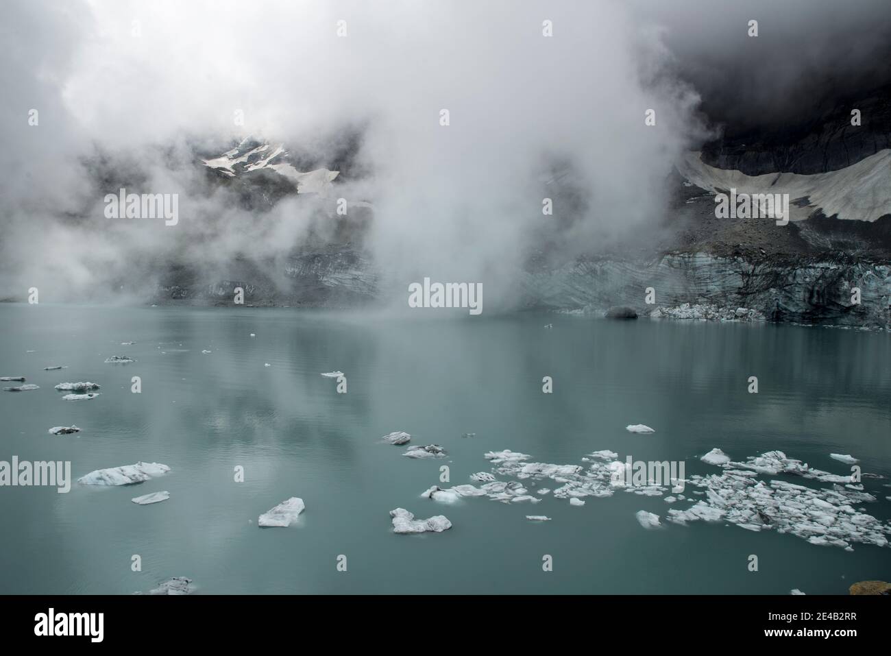 Lago glaciar con pequeños témpanos de hielo, niebla Foto de stock