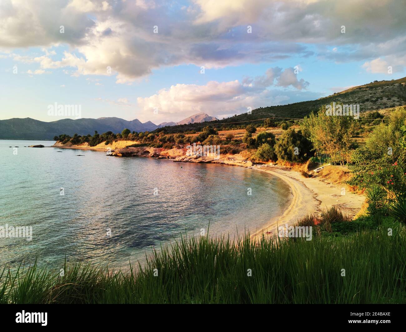 Bucht am Festland im Sund der Insel Kalamos, Ionisches Meer, Mittelgriechenland Foto de stock