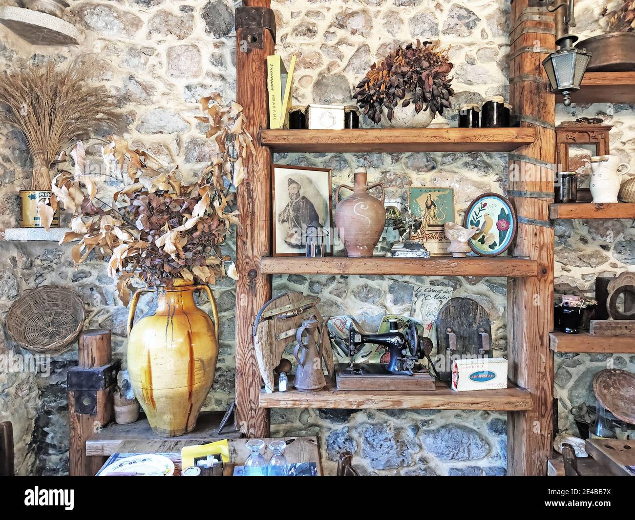 Habitación de huéspedes con muebles rústicos de una taberna en Leonidion, Arcadia, Peloponeso, Grecia Foto de stock
