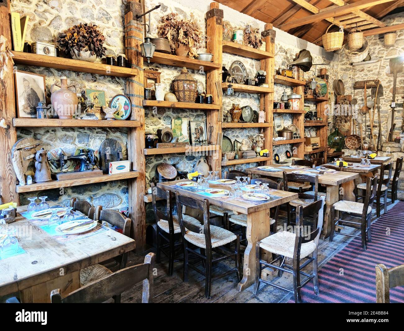 Habitación de huéspedes con muebles rústicos de una taberna en Leonidion, Arcadia, Peloponeso, Grecia Foto de stock
