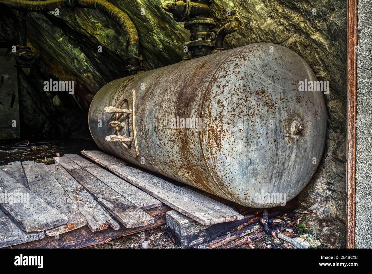 Caldera de aire comprimido en la entrada del túnel de un viejo mina de hierro Foto de stock