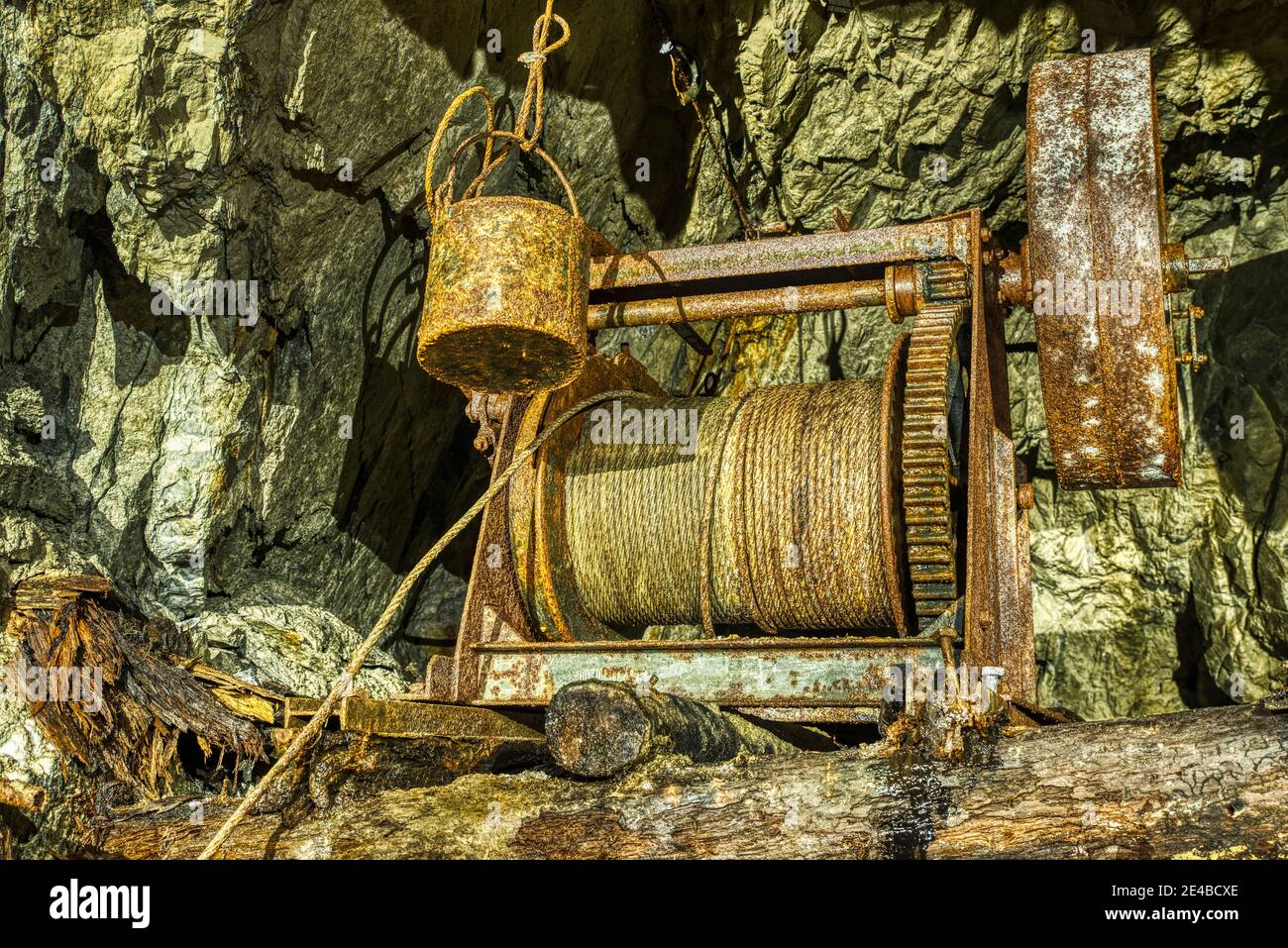 cabrestante oxidado en el túnel de una vieja mina de plomo Foto de stock