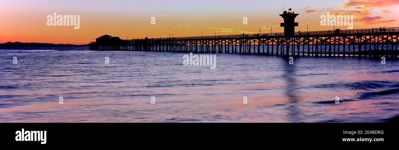Seal Beach Pier en Sunset, Seal Beach, Orange County, California, Estados Unidos Foto de stock