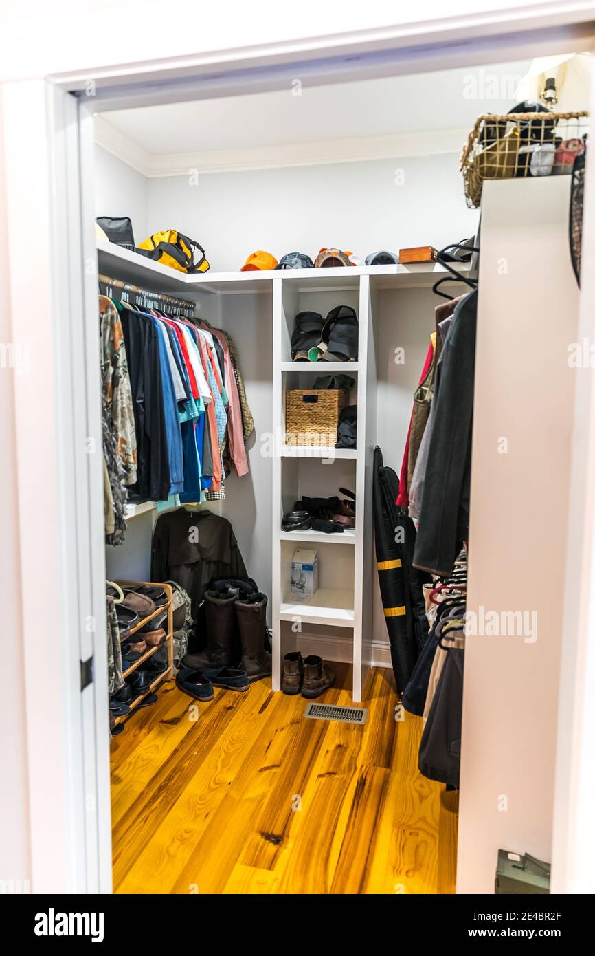 Un amplio y bien organizado walk-in closet con una variedad de