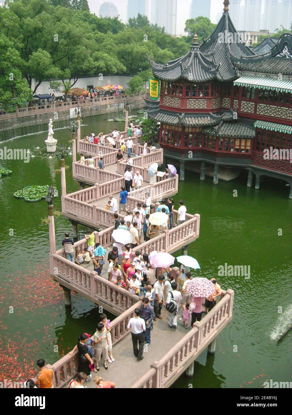 El Puente Nine Zigzag y Teahouse, Jardín Yu (Yuyuan), Huangpu Qu, Shanghai, República Popular de China Foto de stock