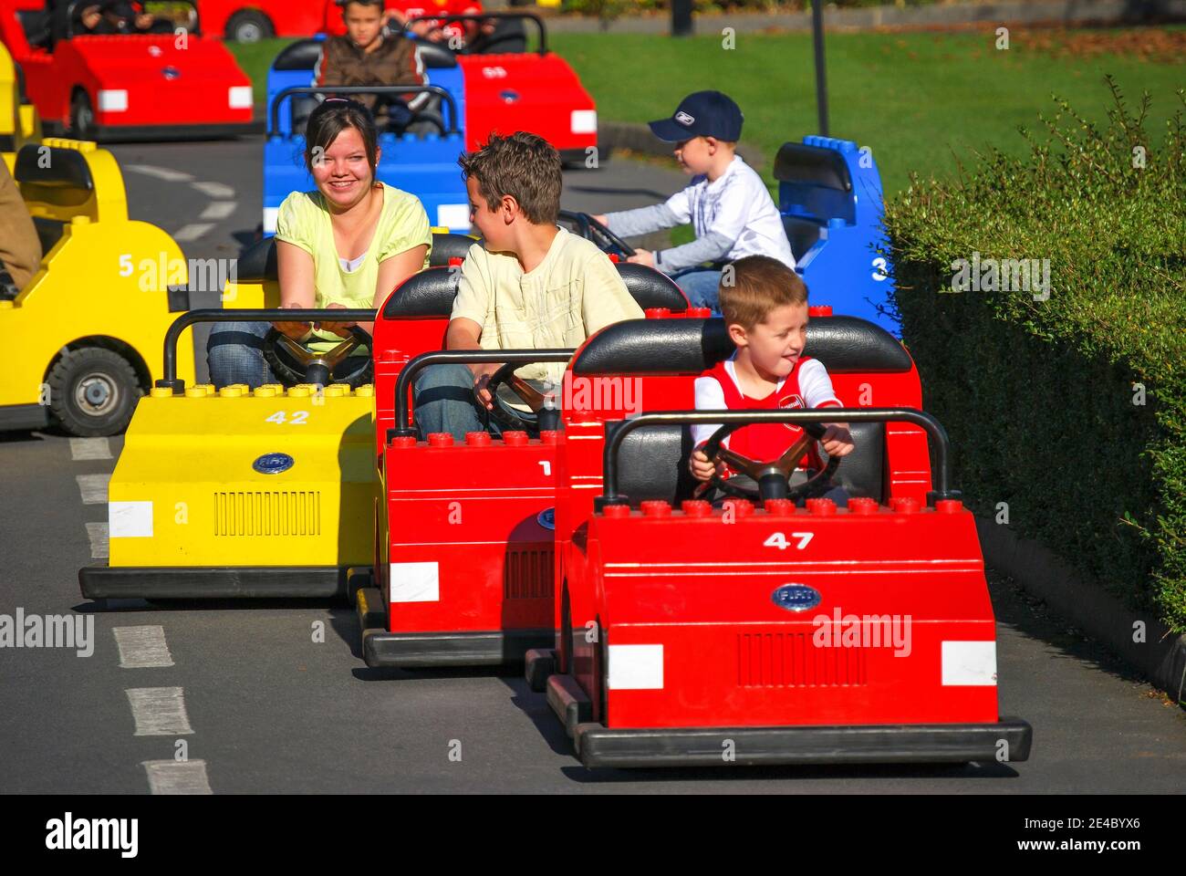 Niños en coches eléctricos, Escuela de conducción, Legoland Windsor Resort, Windsor, Berkshire, Inglaterra, Reino Unido Foto de stock