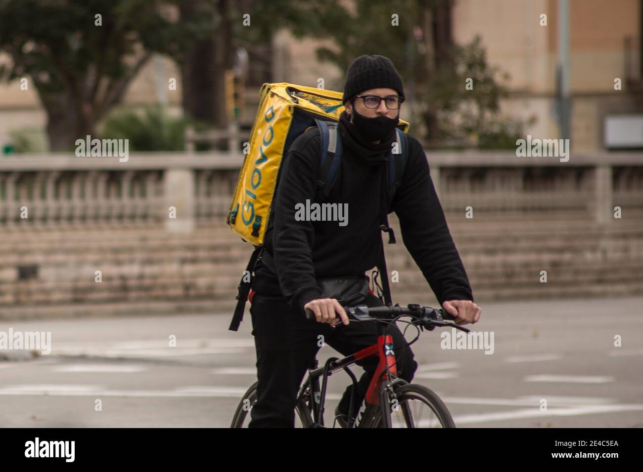 Barcelona, Cataluña, España. 22 enero de 2021. Glovo app delivery man visto una bicicleta.el Ministerio de Trabajo de España está desarrollando un marco legislativo que abarca la actividad de las