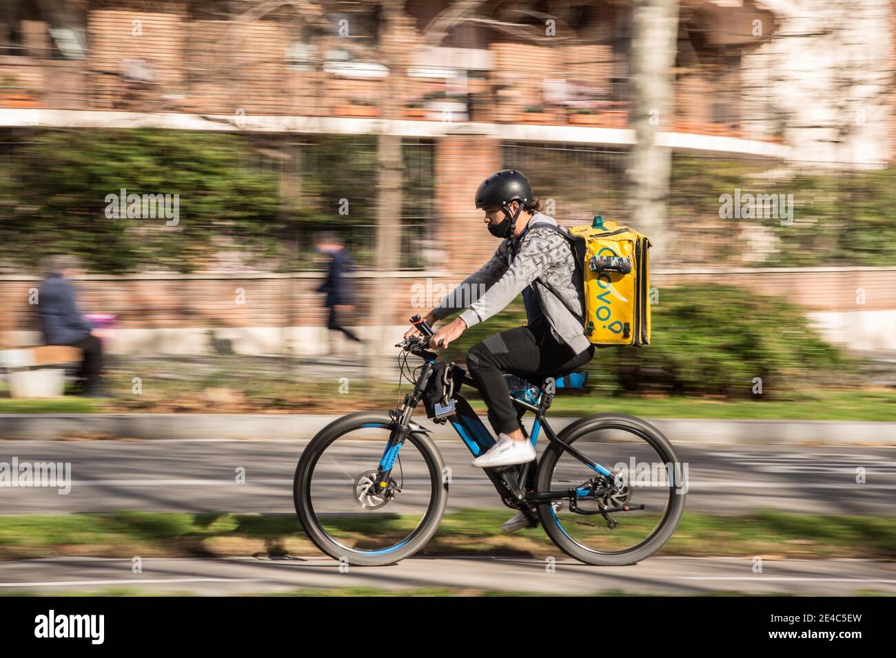 Cataluña, 22 de enero de 2021. Glovo app delivery man visto montar una bicicleta.el Ministerio de Trabajo de España está desarrollando un marco legislativo que abarca la actividad de las