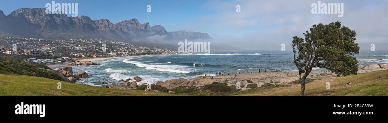 Vista elevada de una playa con cordillera en el fondo, Doce Apóstoles, Camps Bay, Ciudad del Cabo, Provincia del Cabo Occidental, Sudáfrica Foto de stock