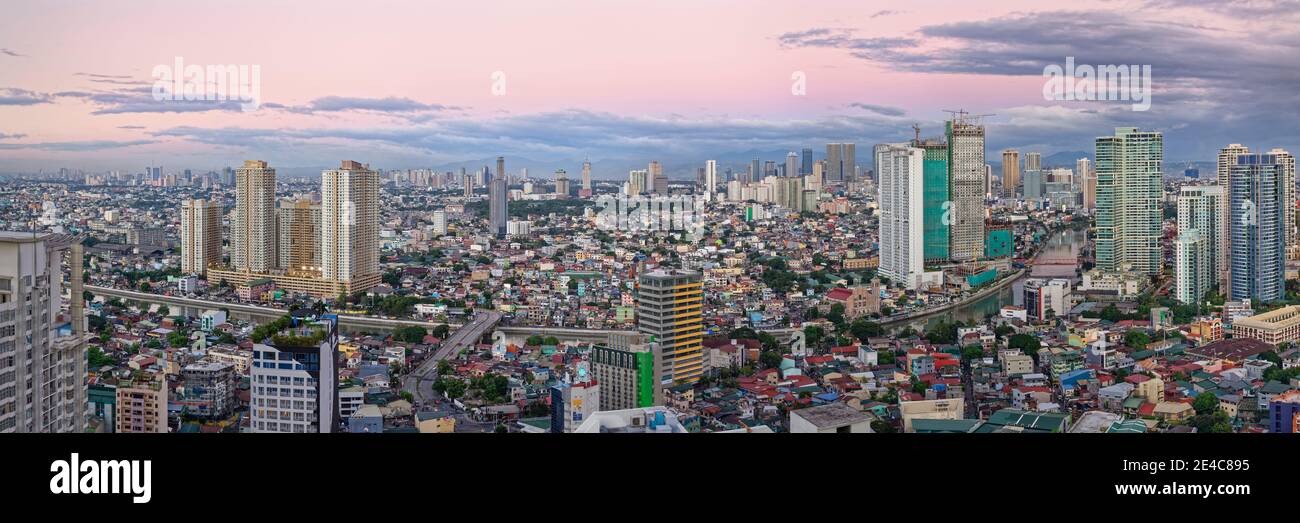 Vista elevada de los rascacielos en una ciudad, Makati, Metro Manila, Manila, Filipinas Foto de stock