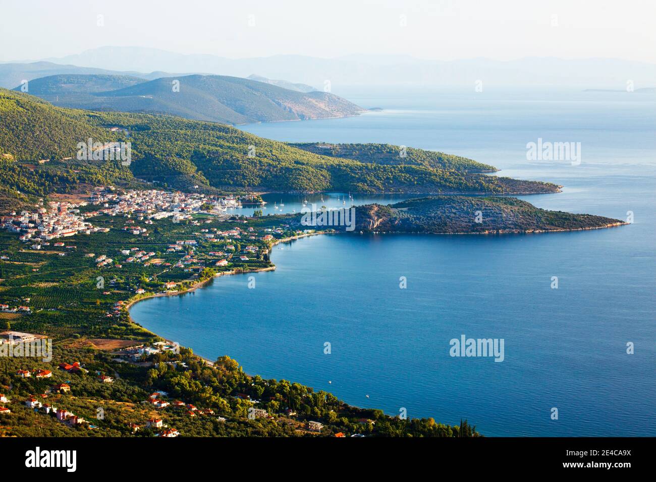 Blick aus der Berglandschaft auf die Bucht von Palea Epidauros, Argolis, Griechenland Foto de stock