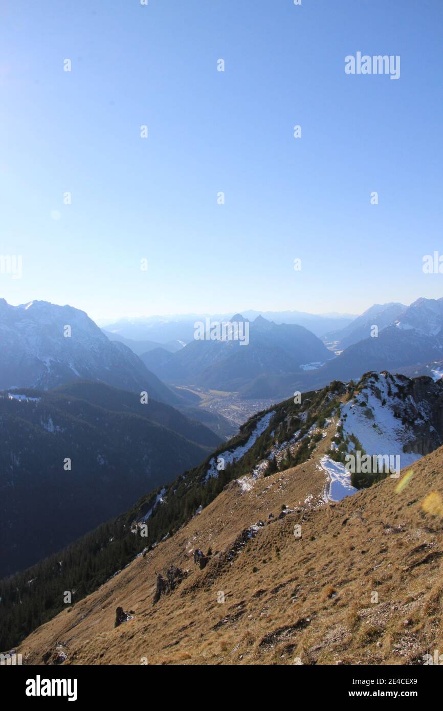 Wanderung zum Signalkopf (1895 m) bei Krün, Wallgau, Winterwanderung, Spätherbst, Himmel blau Foto de stock