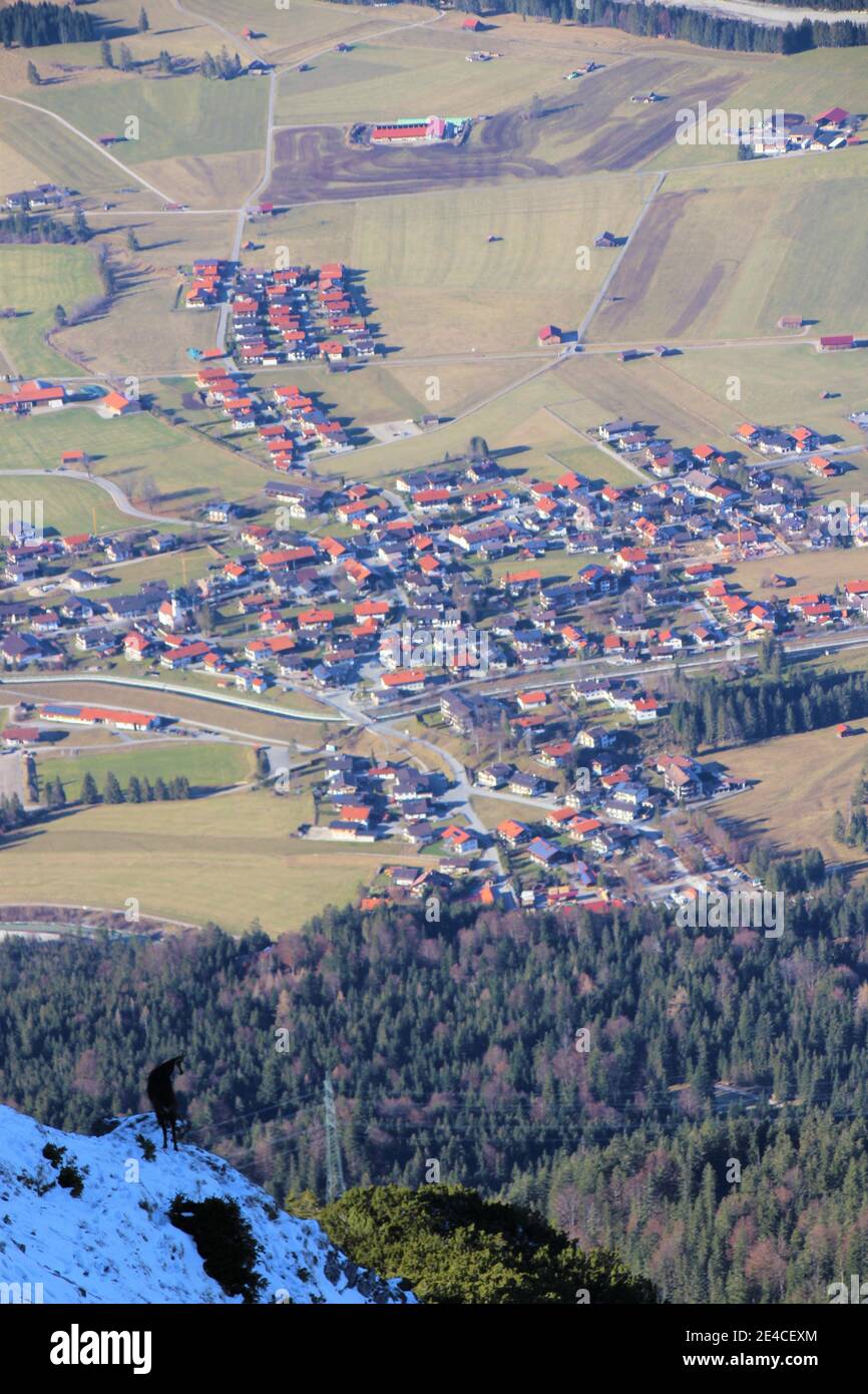 Wanderung zum Signalkopf (1895 m) bei Krün, Wallgau, Winterwanderung, Spätherbst, Himmel blau Foto de stock