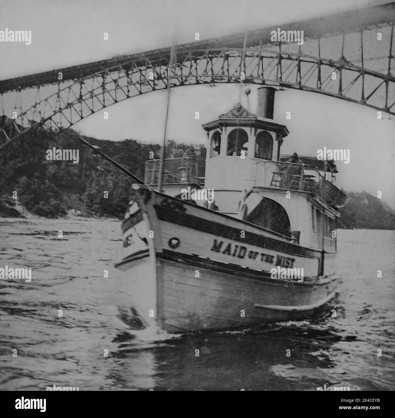 Archivo americano foto monocromática de la Maid of the Mist 1, barco de vapor en las Cataratas del Niágara, EE.UU. Con una vista del puente colgante de las Cataratas del Niágara tomada en la década de 1890 Foto de stock