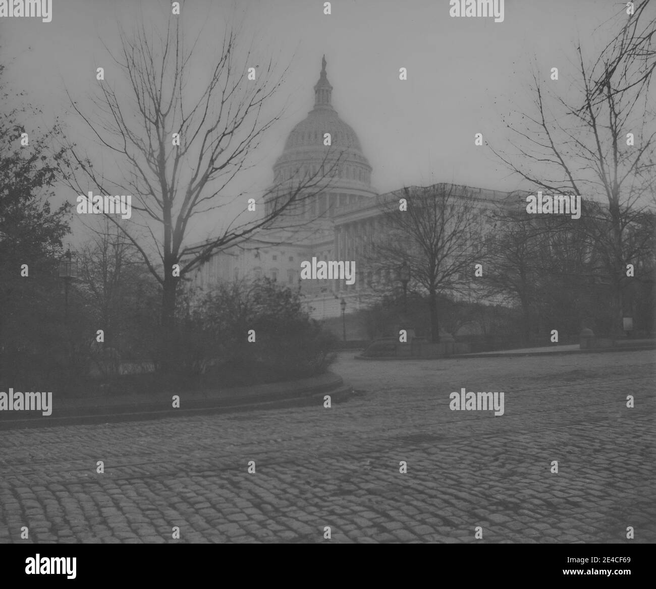 Archivo americano foto monocromática del edificio del Capitolio de EE.UU., Washington DC, EE.UU. En diciembre de 1894 con una calle adoquinada en primer plano. Tomado a finales del siglo 19 Foto de stock