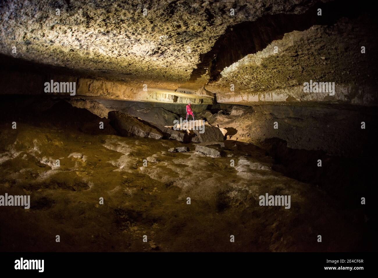Cavidad gigante en la cueva de estalactitas Foto de stock