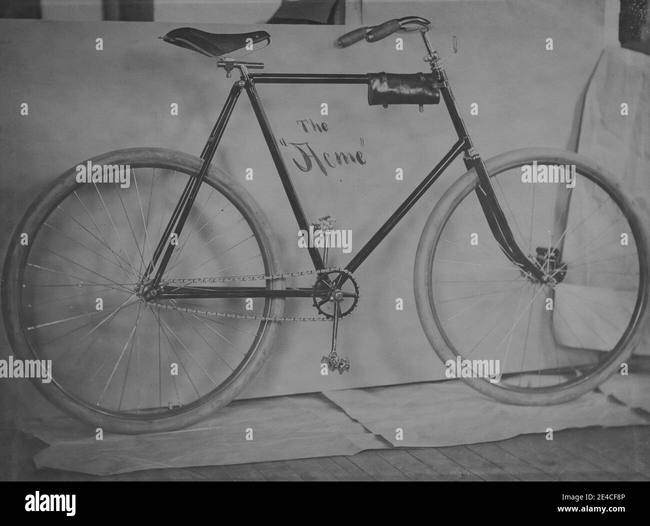 Archivo americano foto monocromática de la bicicleta Acme exhibida. Tomada a finales del siglo XIX en Nueva York, Estados Unidos Foto de stock