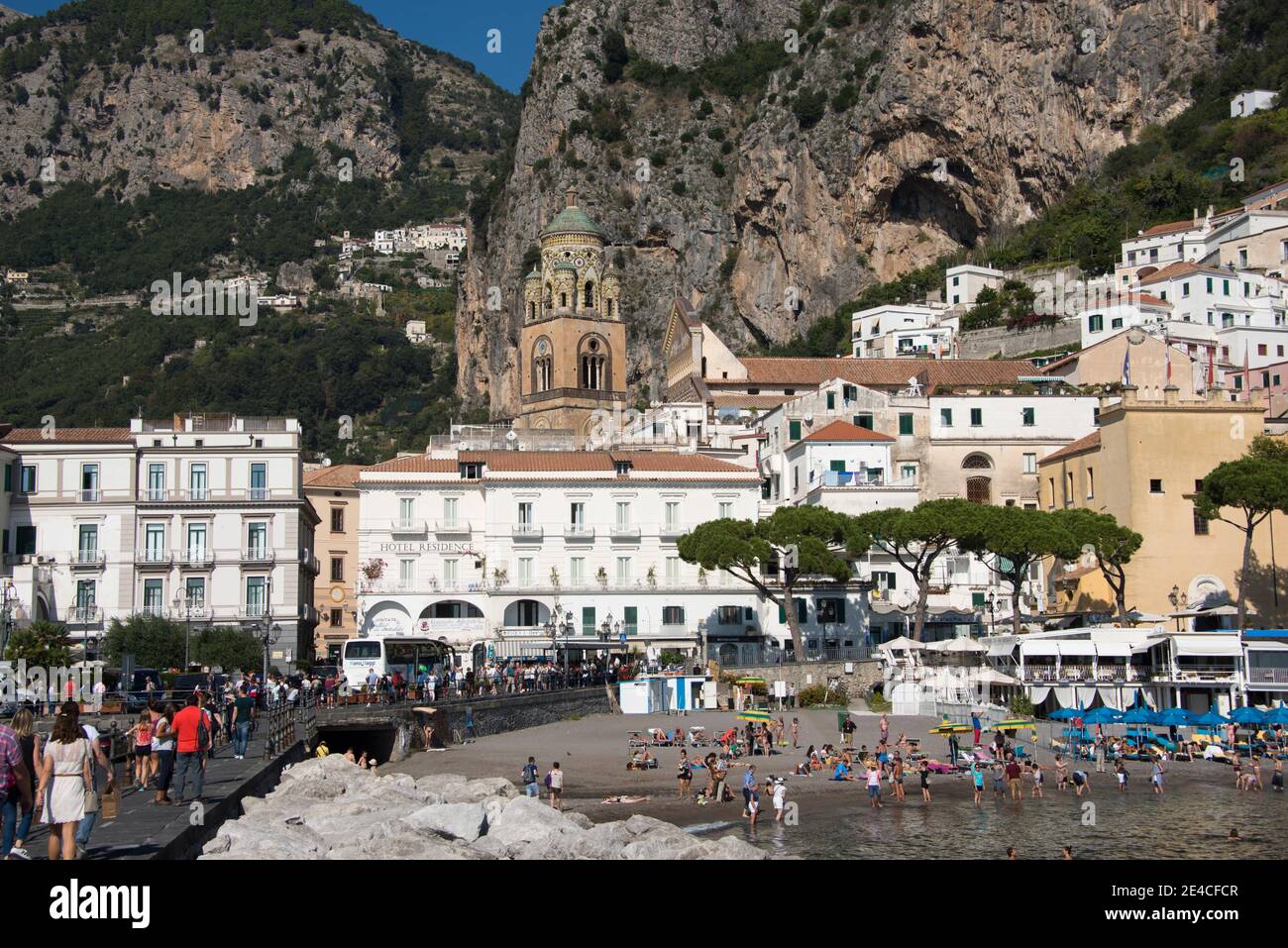 Amalfi, ciudad costera con puerto y playa Foto de stock