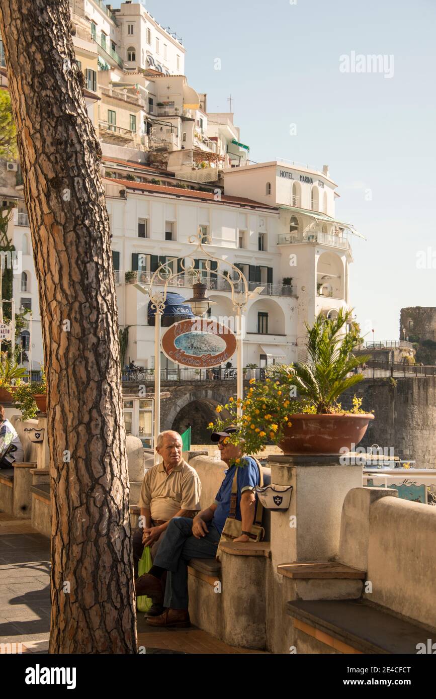 Acera con asientos en Amalfi Foto de stock