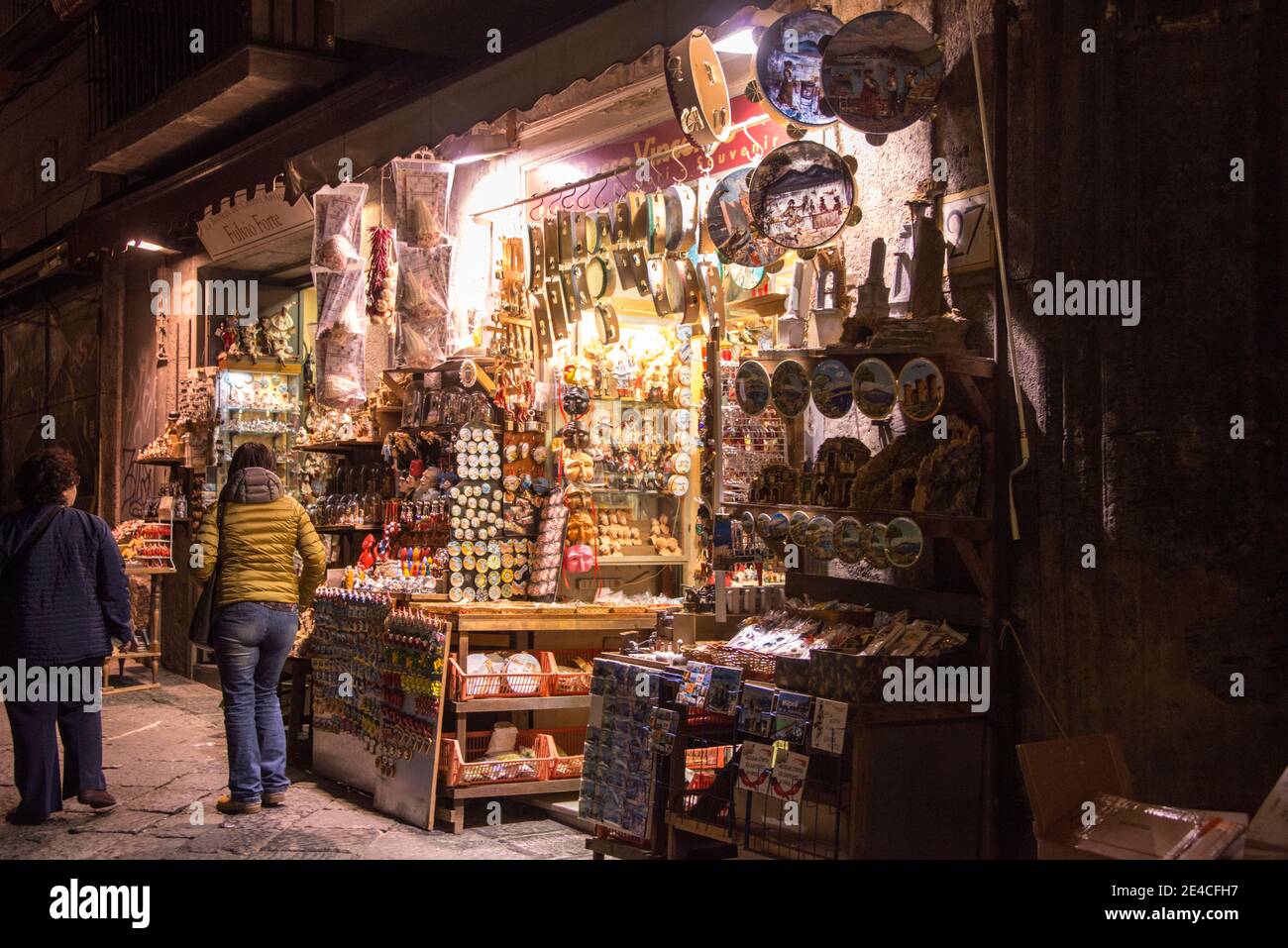 Noche, mercado turístico en Nápoles Foto de stock